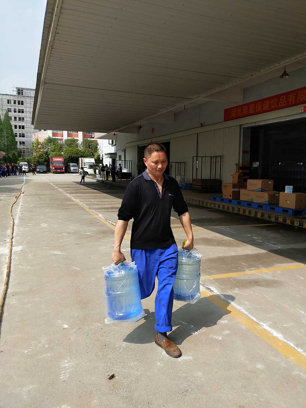 負重短跑比賽進行中