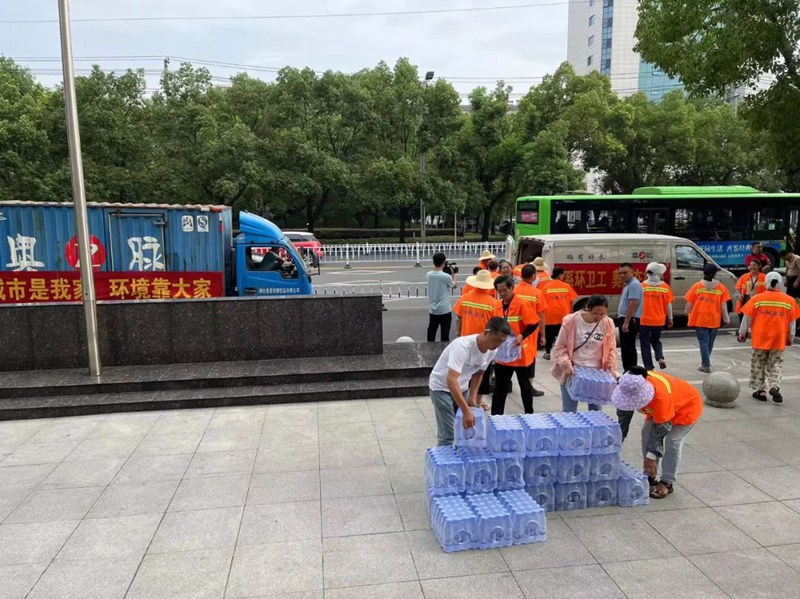 情系環衛工，夏日送清涼