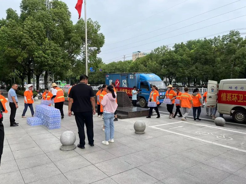 情系環衛工，夏日送清涼